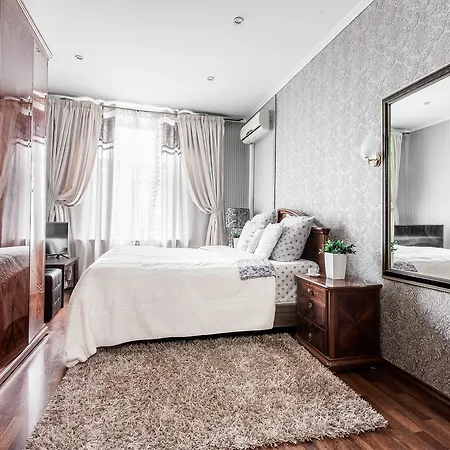 4kh Komnatnyie Apartamienty Karla Marksa 7 Apartament