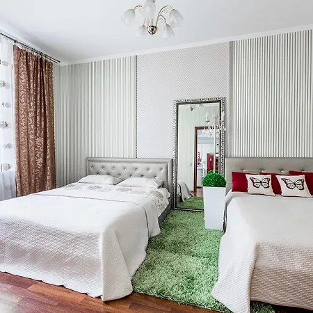 4kh Komnatnyie Apartamienty Karla Marksa 7 *